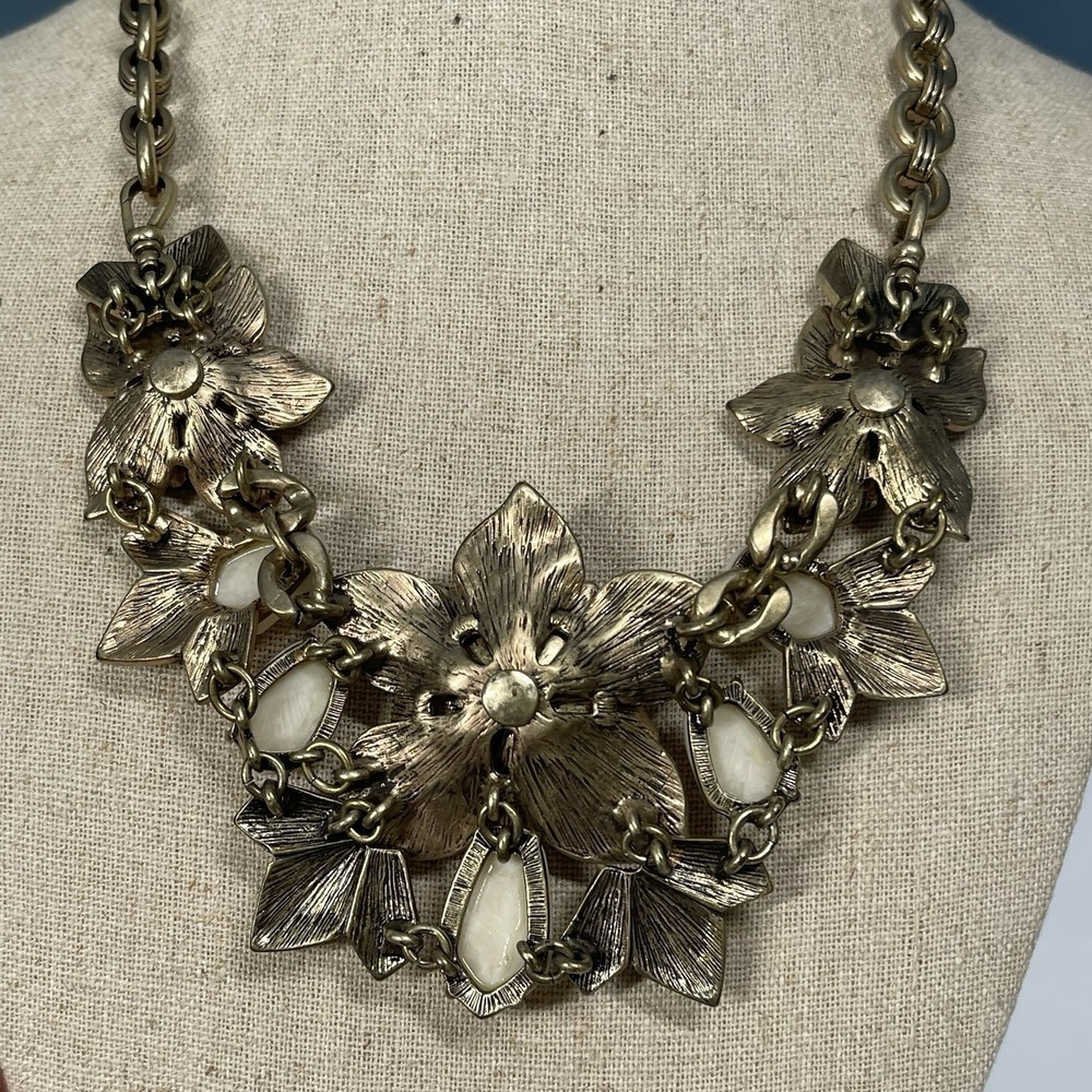 Chloe & Isabel Floral Necklace w/Box‎ Champagne & Ivory Stones Antiqued Brass - Picture 2 of 10